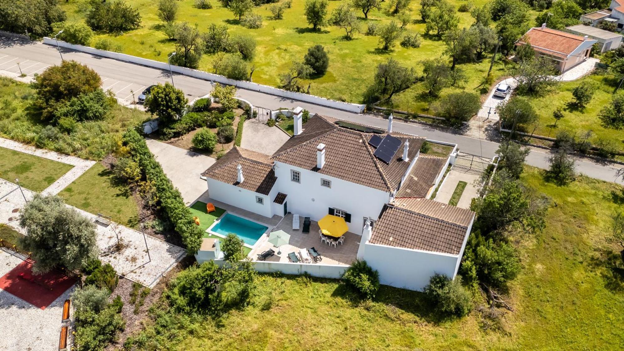 Sunny & Calm 4 Bdr House W/ Pool By Lovelystay Santo Estevao  Exteriör bild